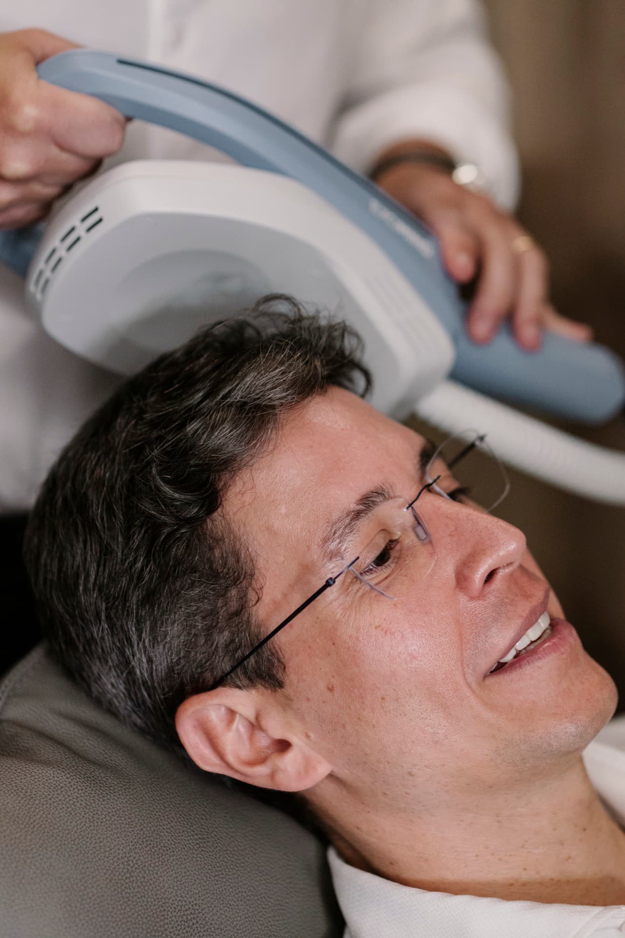 Dr. Carlos Trindade em sessão de Estimulação Magnética Transcraniana no Instituto Trindade Castro