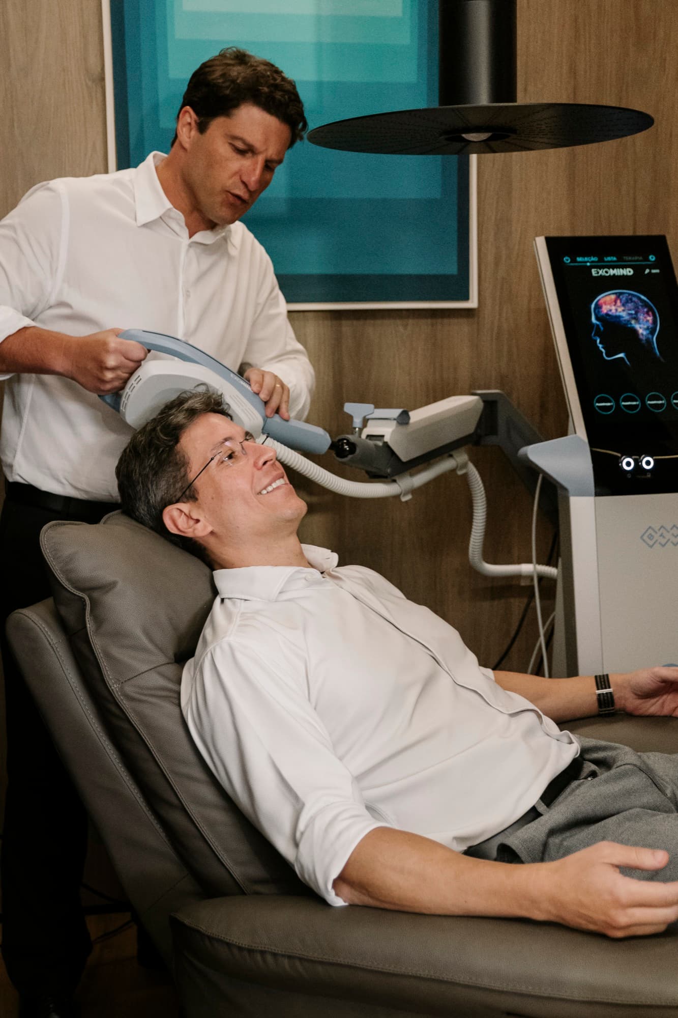 Aplicação de Estimulação Magnética Transcraniana (ExoMind) no Instituto Trindade Castro